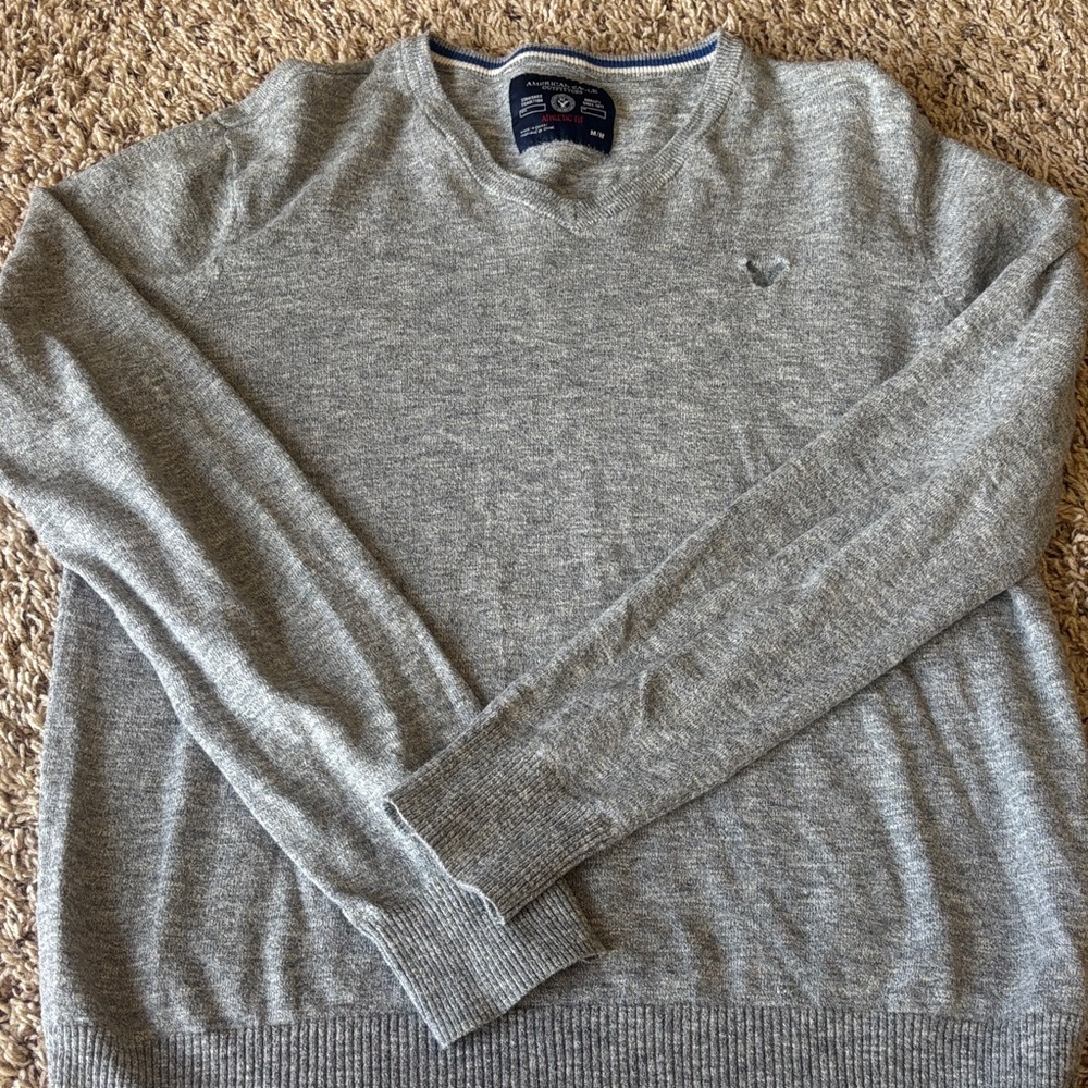 Men’s lightweight gray sweater with blueish undertones.